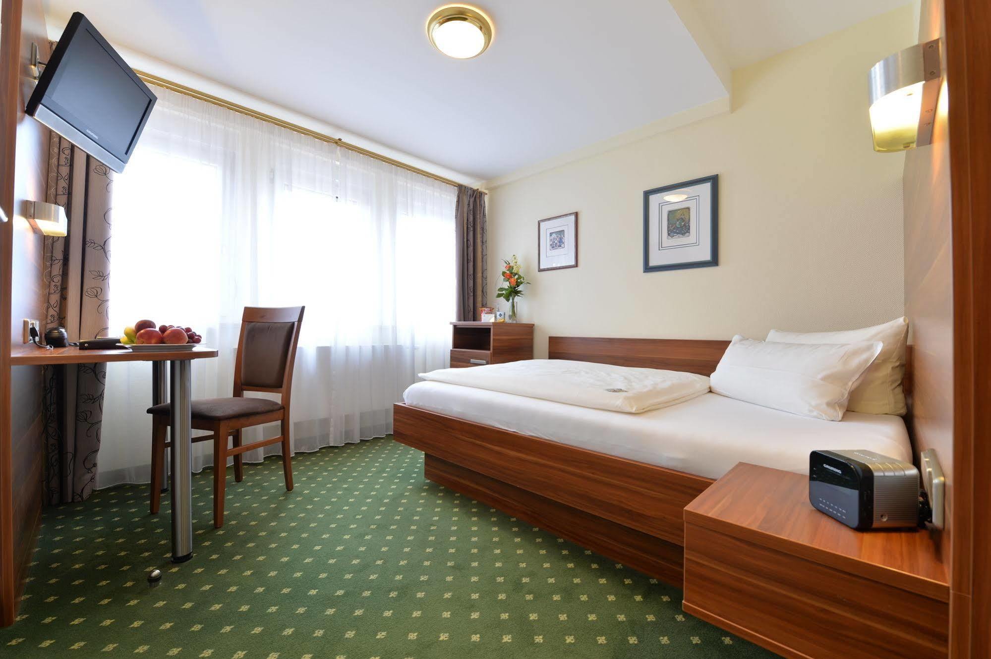 Hotel Schoengarten Garni Λιντάου Εξωτερικό φωτογραφία